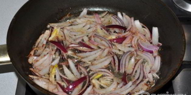 жареная тилапия с луком и томатами