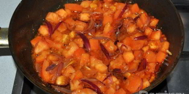 жареная тилапия с луком и томатами