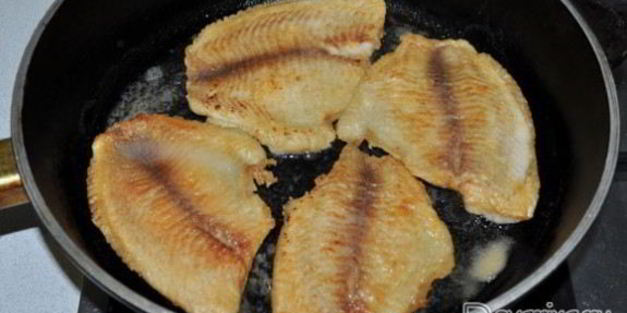 жареная тилапия с луком и томатами