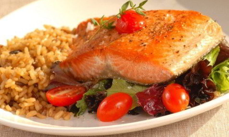 Рецепт жареный лосось с салатом из рукколы и черри