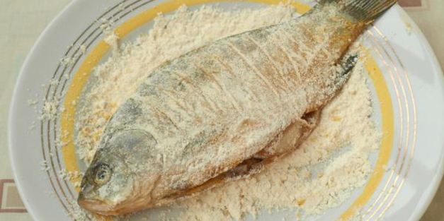 жареные караси с луком, куркумой и паприкой