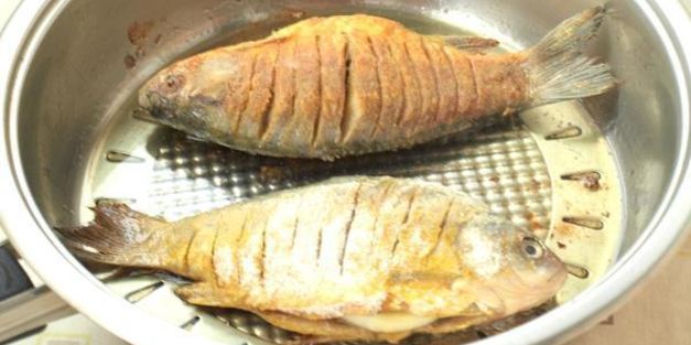 жареные караси с луком, куркумой и паприкой