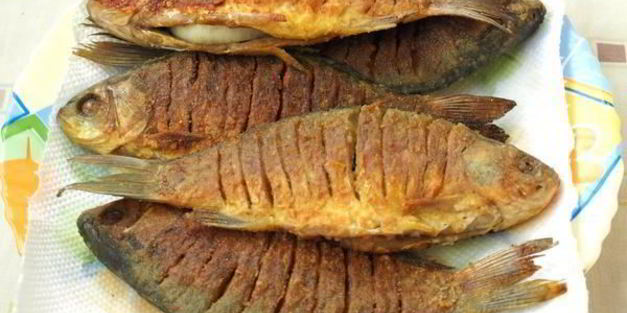 жареные караси с луком, куркумой и паприкой