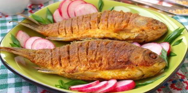 жареные караси с луком, куркумой и паприкой