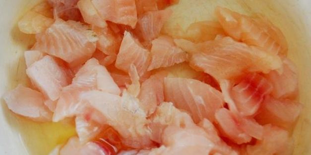 рыбные клецки с ченым рисом и икорным соусом