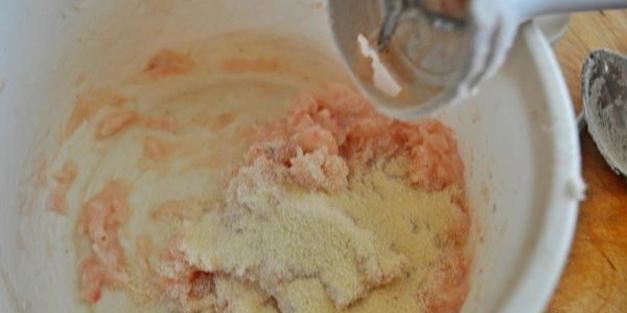 рыбные клецки с ченым рисом и икорным соусом