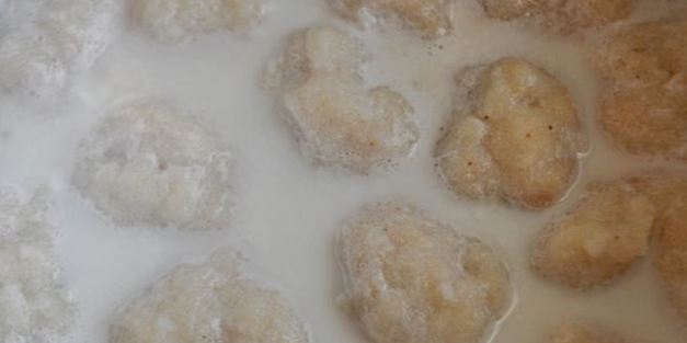 рыбные клецки с ченым рисом и икорным соусом