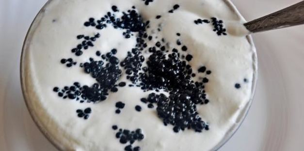 рыбные клецки с ченым рисом и икорным соусом