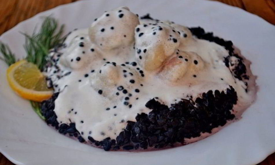 Рецепт рыбные клецки с черным рисом и сливочно-икорным соусом