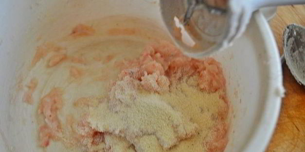 рыбные клецки с черным рисом и сливочно-икорным соусом