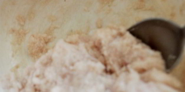 рыбные клецки с черным рисом и сливочно-икорным соусом