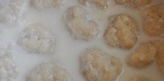 рыбные клецки с черным рисом и сливочно-икорным соусом