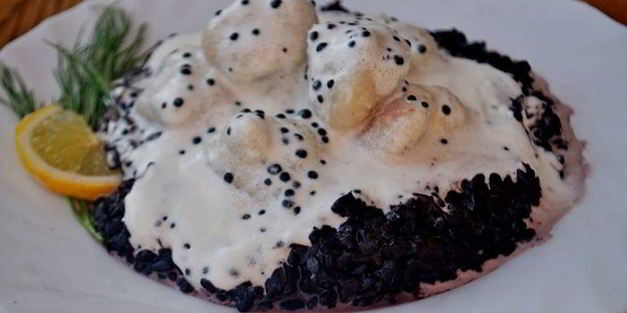 рыбные клецки с черным рисом и сливочно-икорным соусом
