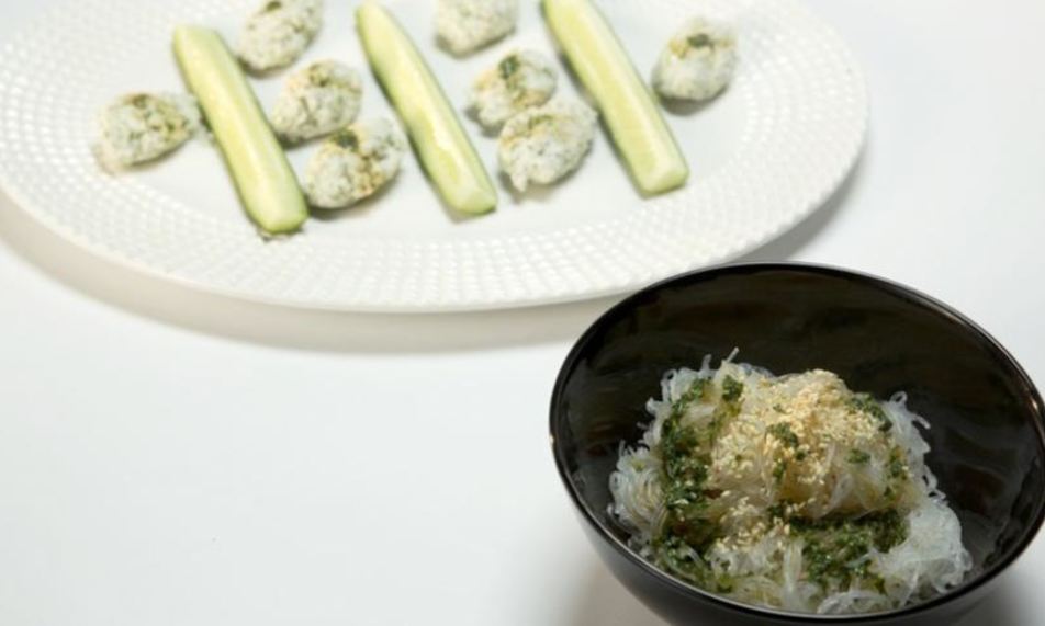 Рецепт рыбные клецки с фунчозой и соевым соусом