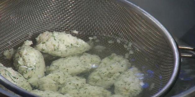 рыбные клецки с фунчозой и соевым соусом