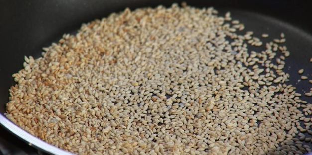 рыбные клецки с фунчозой и соевым соусом