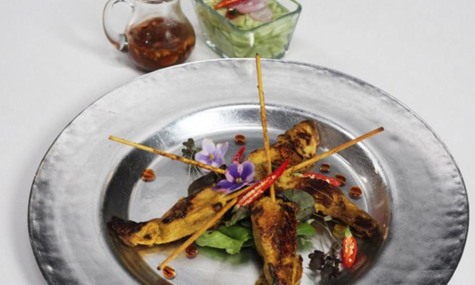 Рецепт острые тайские шашлычки сатай со свежим салатом из огурца и ореховым соусом