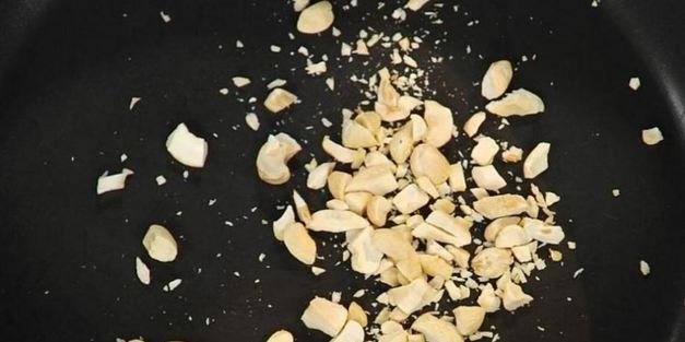 острые тайские шашлычки сатай со свежим салатом из огурца и ореховым соусом