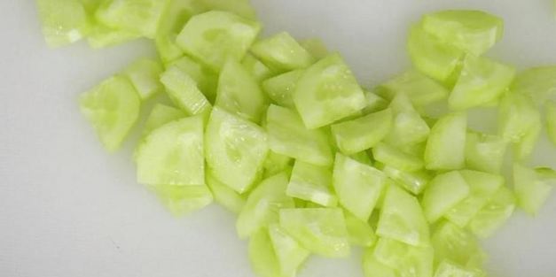 острые тайские шашлычки сатай со свежим салатом из огурца и ореховым соусом