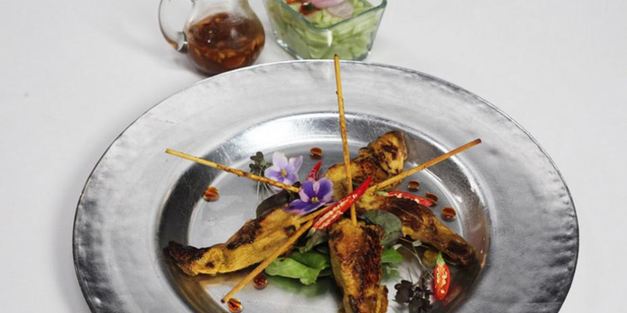 острые тайские шашлычки сатай со свежим салатом из огурца и ореховым соусом