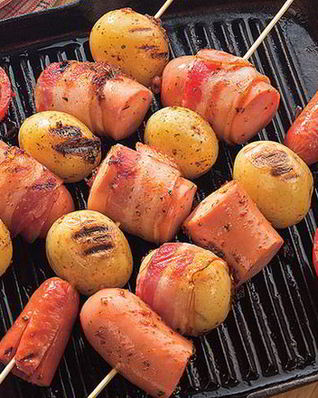 Шашлычки-ассорти из колбасок