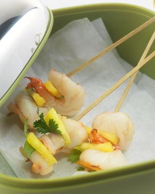 Шашлычки из креветок и ананасов с кинзой