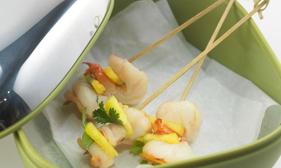 Рецепт шашлычки из креветок и ананасов с кинзой