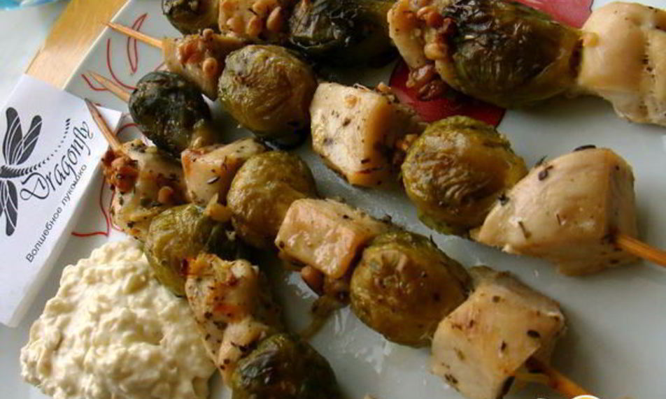 Рецепт шашлычки из курицы и брюссельской капусты