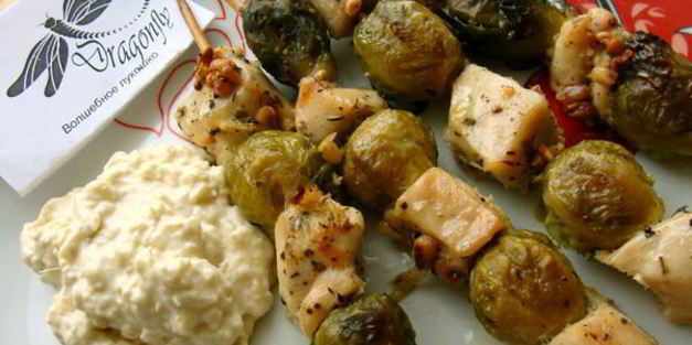 шашлычки из курицы и брюссельской капусты