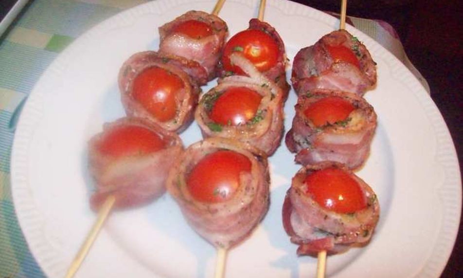 Рецепт шашлычок помидорки в беконе