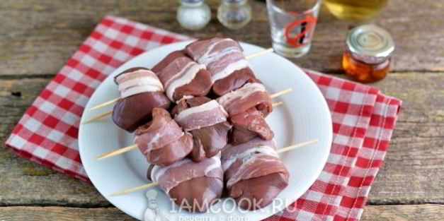 шашлык из индюшиной печени в беконе на сковороде-гриль