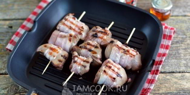 шашлык из индюшиной печени в беконе на сковороде-гриль