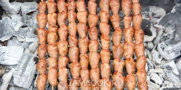 шашлык из куриных сердечек в томатном соусе