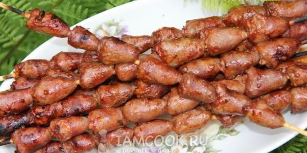 шашлык из куриных сердечек в томатном соусе