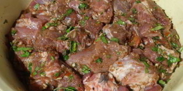 шашлык из мяса на сковороде