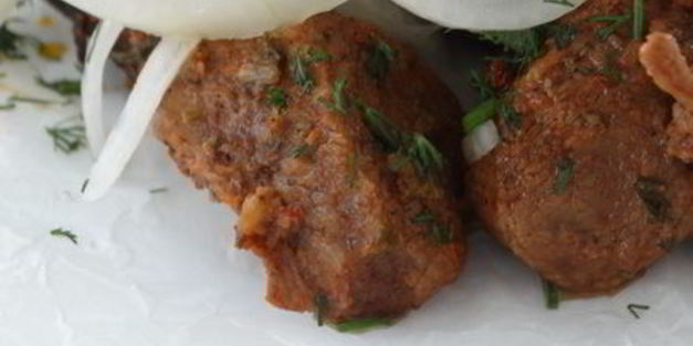 шашлык из мяса на сковороде