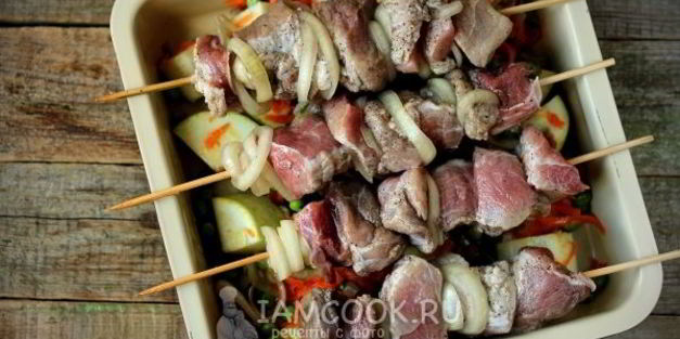 шашлык из свинины с овощами в духовке