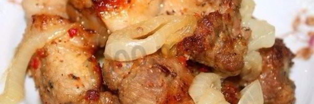 Шашлык в духовке на луковой подушке