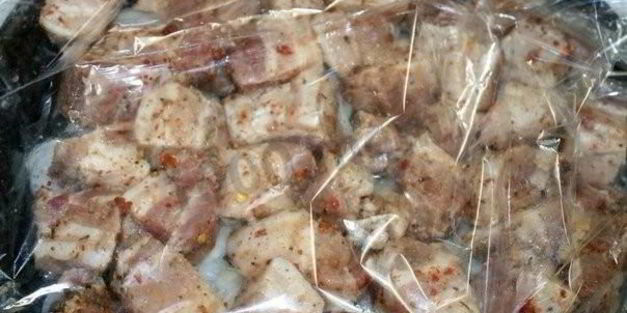 шашлык в духовке на луковой подушке