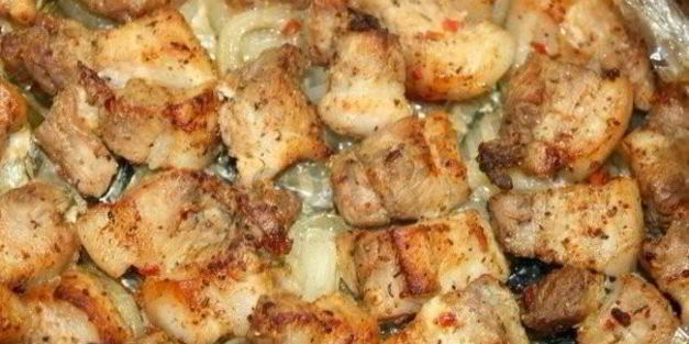 шашлык в духовке на луковой подушке