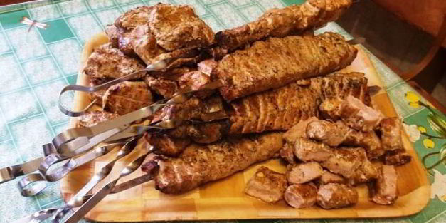 сочный шашлык из свинины на балконе