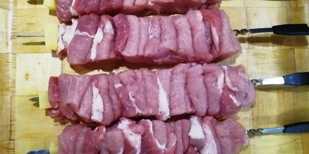 сочный шашлык из свинины на балконе
