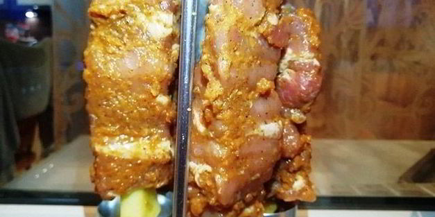 сочный шашлык из свинины на балконе