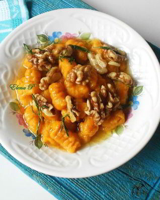 Тыквенные ньокки с грецкими орехами и розмарином