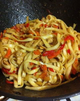 Яичная китайская лапша вок со свининой