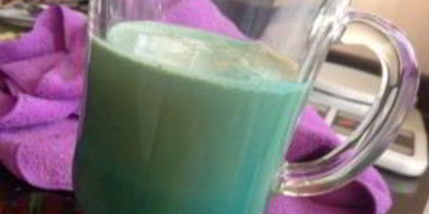 алкогольный коктейль в блендере