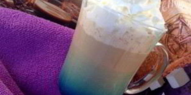 алкогольный коктейль в блендере