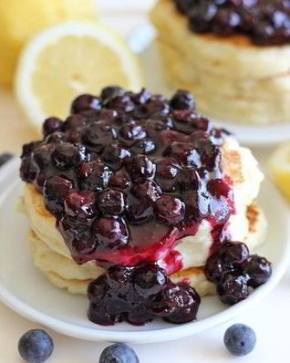 Бананово-овсяные блинчики с черничным сиропом