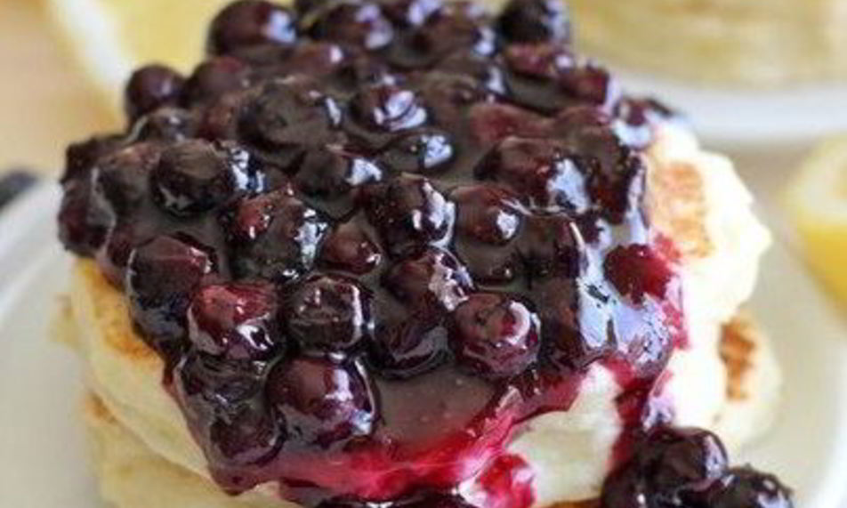 Рецепт бананово-овсяные блинчики с черничным сиропом