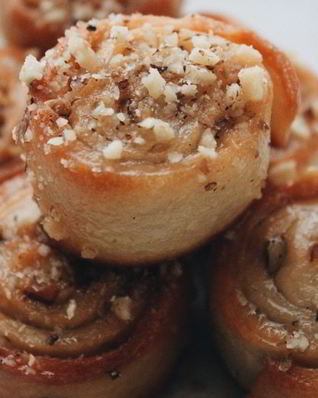 Булочки с грецким орехом и сахарным сиропом